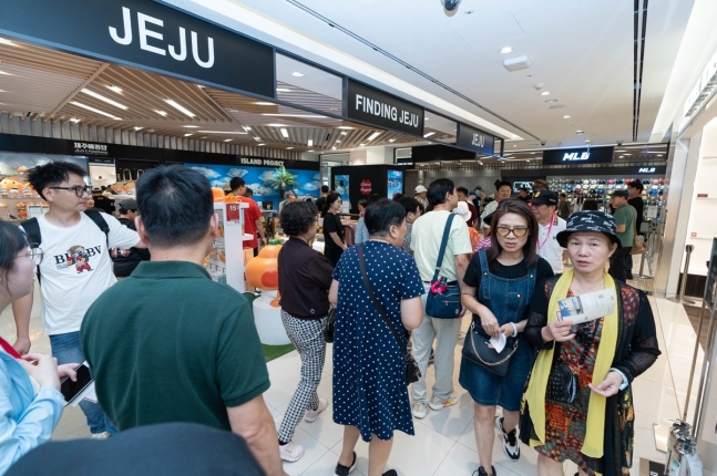 Chinese　cruise　tourists　visited　Shilla　Duty　Free　Jeju　on　Aug.　31 