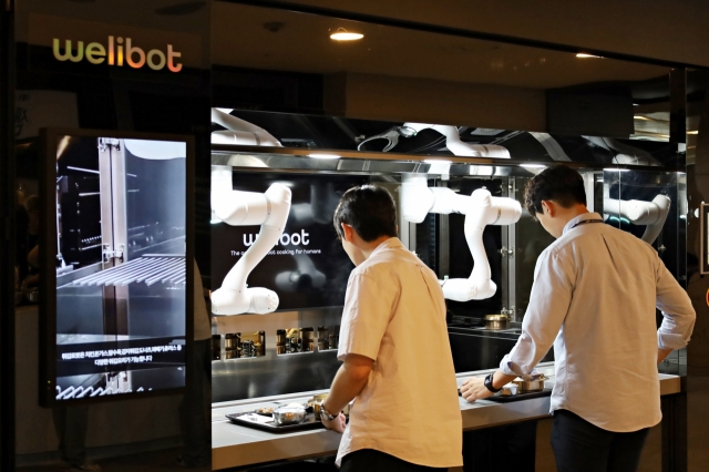 Samsung　Welstory　unveils　robots　for　company　cafeterias