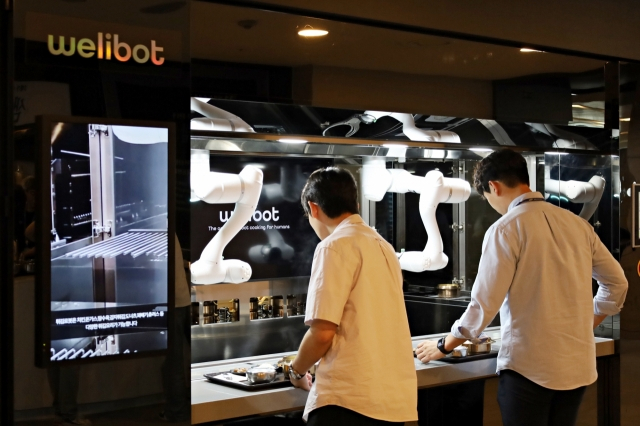 Samsung Welstory unveils robots for company cafeterias