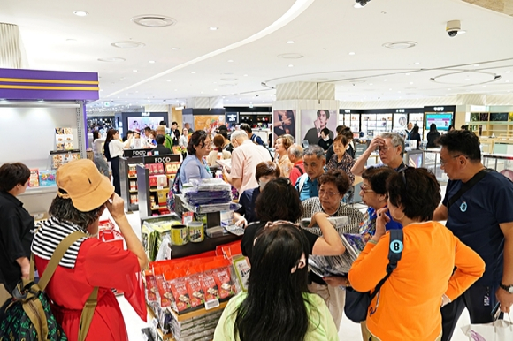 Chinese　cruise　tourists　visited　Lotte　Duty　Free　Jeju　on　Aug.　31 