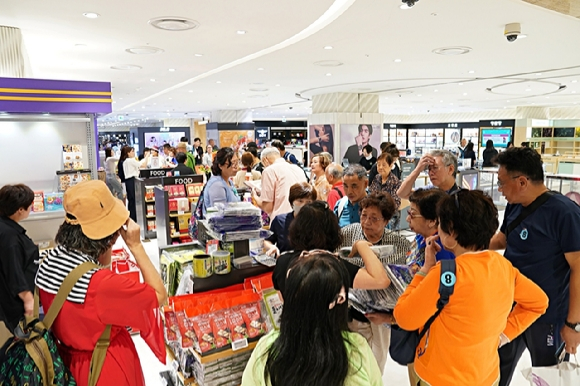 Chinese cruise tourists visited Lotte Duty Free Jeju on Aug. 31