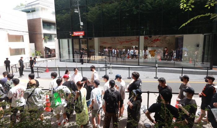 A　long　line　formed　outside　Supreme's　first　flagship　store　in　South　Korea　on　Aug.　19,　its　opening　day