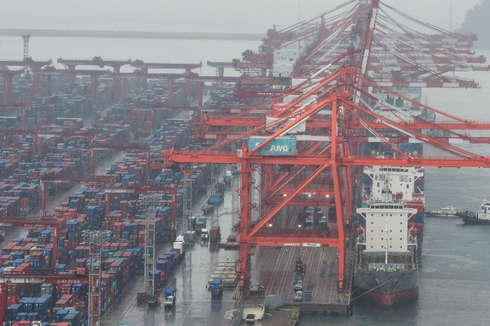 Container　ports　in　Busan　(Courtesy　of　Yonhap)