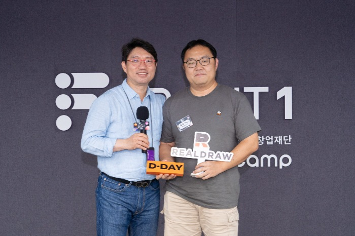 August　D.Day　winner　Realdraw　founder　and　CEO　Choi　Sang-gyu　(on　right)　poses　for　a　photo　(Courtesy　of　D.Camp)