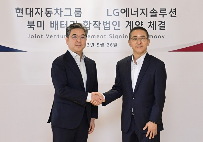 Hyundai Motor CEO Chang Jae-hoon (left) and LG Energy CEO Kwon Young-soo