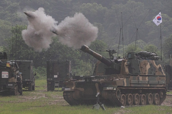 A　Hanwha　Aerospace-made　K9　self-propelled　howitzer　performs　in　a　drill　(Courtesy　of　Yonhap)