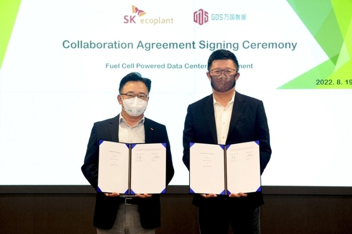 Park Kyung-il, CEO of SK Ecoplant (left), and William Wei Huang, Chairman of GDS