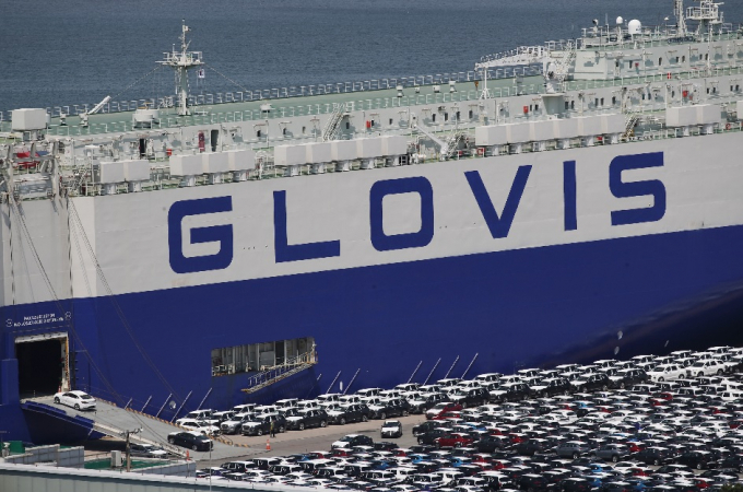 A　Hyundai　Glovis　ship　uploads　cars　at　a　Korean　port　for　overseas　shipment 
