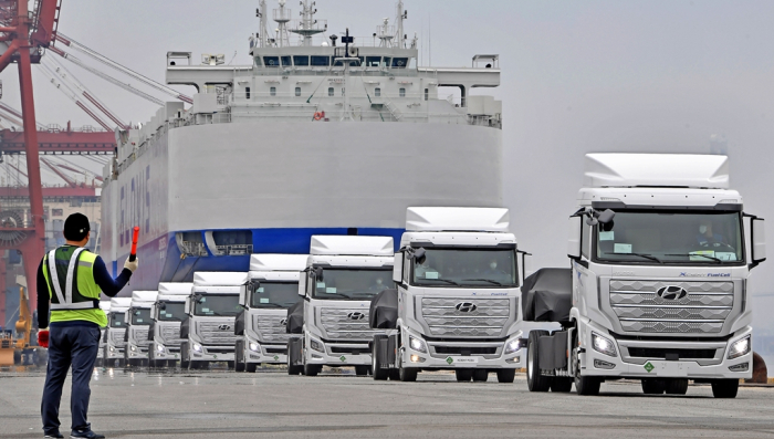 Hyundai　Glovis　is　a　logistics　company　engaged　in　marine　transportation　and　distribution