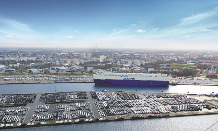 A　Hyundai　Glovis　vessel　in　Bremerhaven,　a　port　city　on　Germany’s　North　Sea　coast