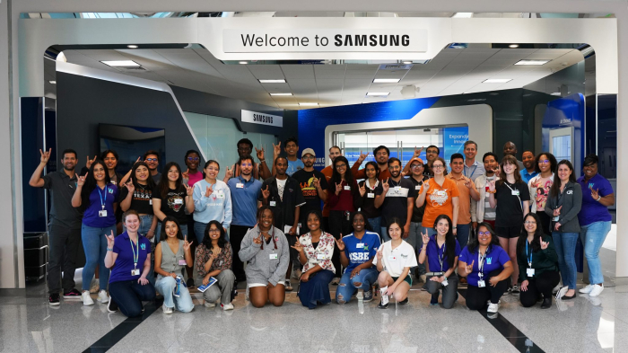 Samsung　hosting　the　University　of　Texas　at　Austin’s　chapters　of　Society　of　Women　Engineering,　National　Society　of　Black　Engineers　and　Society　of　Hispanic　Professional　Engineers　in　March　2023　(Courtesy　of　Samsung)
