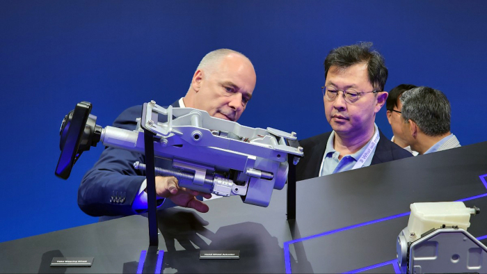 SK　On　Senior　Vice　Chairman　Chey　Jae-won　(right)　at　IAA　Mobility　2023　(Courtesy　of　SK　On)