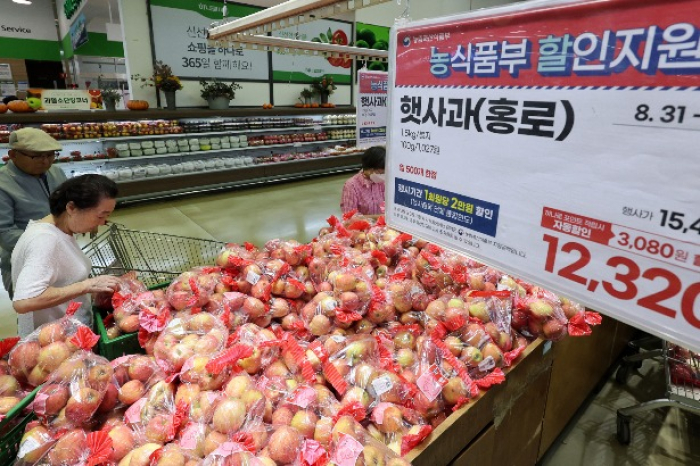 Apples　for　sale　in　a　supermarket　(Courtesy　of　News1　Korea) 