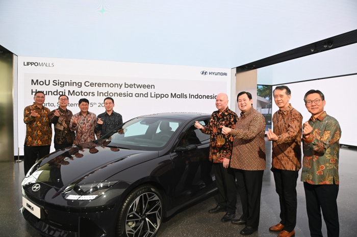 Executives from Hyundai Motor and Lippo Malls Indonesia agree to install 52 EV charging stations at Lippo malls
