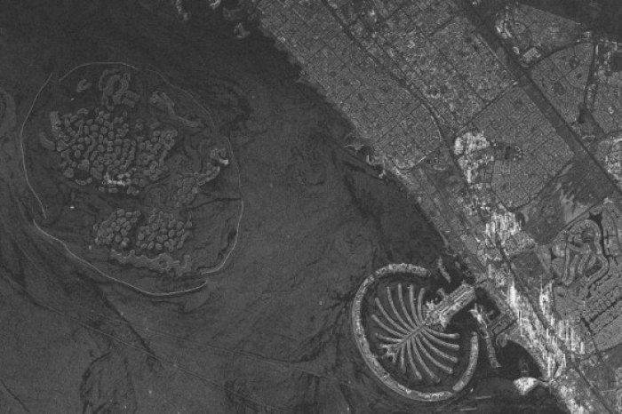 The　radar　image　observed　from　next-generation　small　satellite　2　on　Aug.　2.　On　the　left　is　The　World,　an　artificial　island　in　the　UAE,　and　on　the　right　is　Palm　Jumeirah　(Courtesy　of　KAIST)