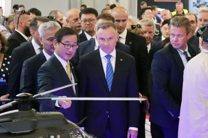Polish　President　Andrzej　Duda　(center　of　the　first　row)　and　CEO　of　KAI　Kang　Goo-Young　(left)