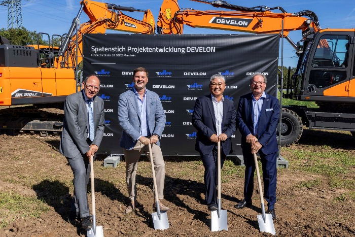 First　Deputy　Mayor　of　Mannheim　Christian　Specht　(left),　ADLER　Real　Estate　CEO　Alexandar　Adler　(second　from　left)　and　HD　Hyundai　Infracore　CEO　Oh　Seung-hyun　(second　from　right)　in　Manhheim,　Germany　on　Sept.　5