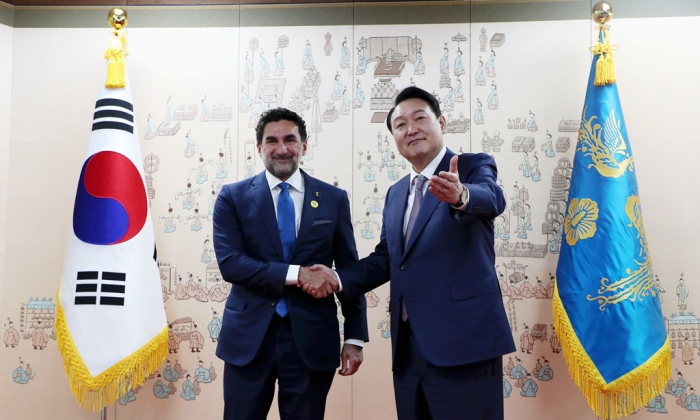 Yasir　Othman　Al-Rumayyan　(left),　Saudi　Aramco　chairman　and　PIF　governor,　shakes　hands　with　South　Korean　President　Yoon　Suk　Yeol　on　May　11,　2022,　in　Seoul　(File　photo,　courtesy　of　Yonhap)