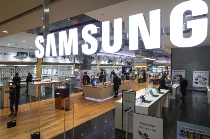 Samsung　Electronics　device　store　inside　the　headquarters　building　in　Seoul 