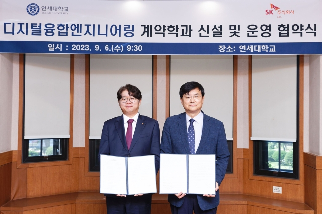SK　C&C　President　Yoon　Poong-young　(left)　and　Yonsei　University　President　Suh　Seoung-hwan 