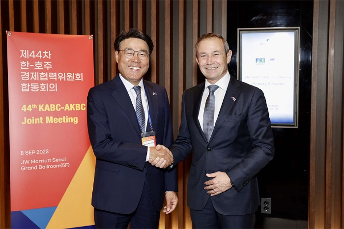 POSCO　Group　Chairman　Choi　Jeongwoo　(left),　Western　Australia　Premier　Roger　Cook　(Courtesy　of　POSCO)