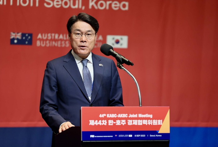 POSCO Group Chairman Choi Jeongwoo gives a speech at the Korea-Australia Joint Council meeting (Courtesy of POSCO)
