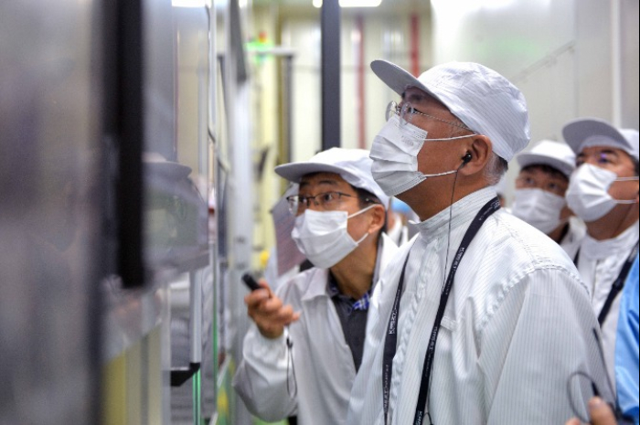 Hyundai　Motor　Group　Chairman　Chung　Euisun　inspects　a　Hyundai　Motor-LG　Energy　Solution　joint　battery　cell　plant　in　Indonesia　(Courtesy　of　Hyundai　Motor)