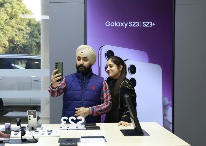 Customers　try　the　Samsung　Galaxy　S23　smartphone　in　Bengaluru　on　March　17,　2023　(File　photo,　courtesy　of　Samsung　Electronics)