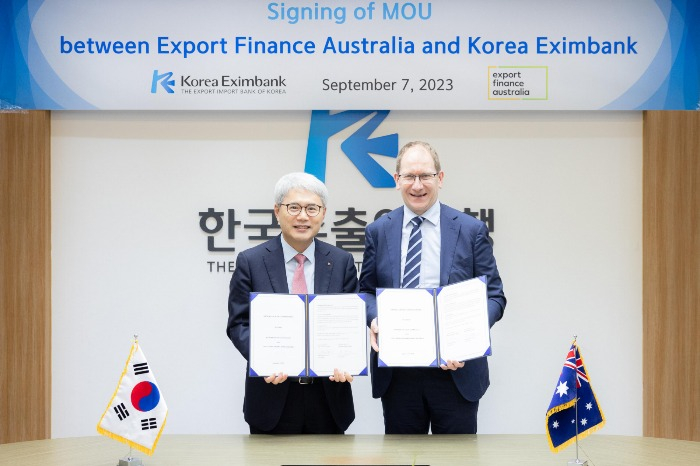 Yoon　Hee-sung,　President　of　The　Export-Import　Bank　of　Korea　(left)　and　John　Hopkins,　CEO　of　Export　Finance　Australia