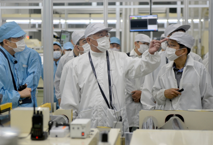 Hyundai Motor Chairman Chung Euisun (center) visits Hyundai LG Indonesia Green Power