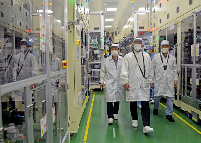 Hyundai Motor Chairman Chung Euisun (center) tours Hyundai LG Indonesia Green Power