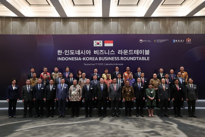 South Korean President Yoon Suk Yeol (front row, eighth from left)