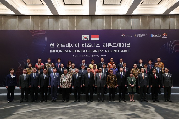 South　Korean　President　Yoon　Suk　Yeol　(front　row,　eighth　from　left)