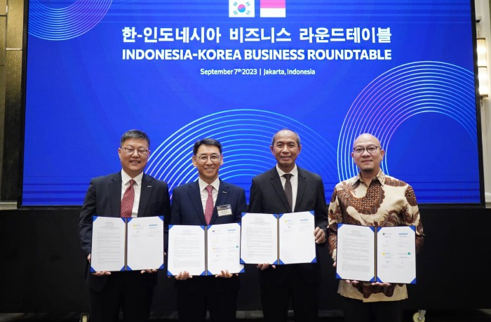 Doosan Enerbility President Jung Yeonin (second from left), Indonesia Power President Edwin Nugraha Putra (second from right)