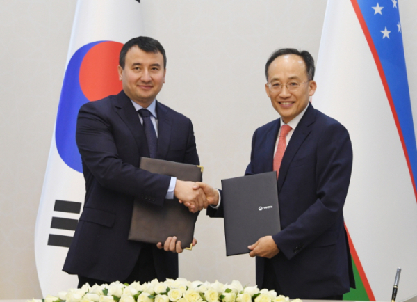 Uzbekistan’s Deputy Prime Minister Jamshid Khodjaev (left), South Korea's Deputy Prime Minister Choo Kyung-ho on Sept. 7, 2023 (Courtesy of Yonhap News)