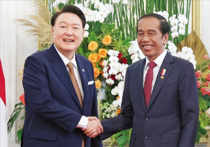 President Yoon Suk Yeol (left), Indonesian President Joko Widodo shake hands in a presidential palace in Jakarta on Sept. 8