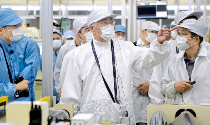Hyundai Motor Chairman Chung Euisun (center) visits Hyundai LG Indonesia Green Power