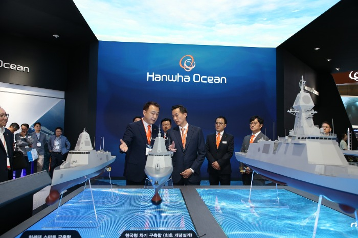 Hanwha Group Vice Chairman Kim Dong-kwan (third from right) at the International Maritime Defense Industry Exhibition