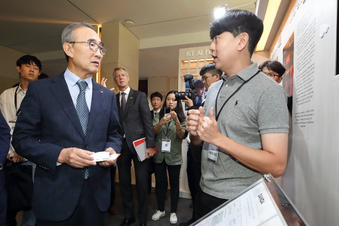 KT　CEO　Kim　Young-shub　(left)　and　Qanda　CEO　Lee　Yong-jae