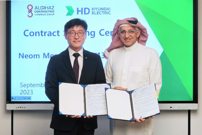 HD　Hyundai　Electric　signs　a　　million　deal　to　supply　substation　equipment　for　Saudi　Arabia's　Neom　megacity　in　the　headquarters　of　Al　Gihaz　in　Riyadh　on　Sept.　11,　2023　(Courtesy　of　Yonhap)