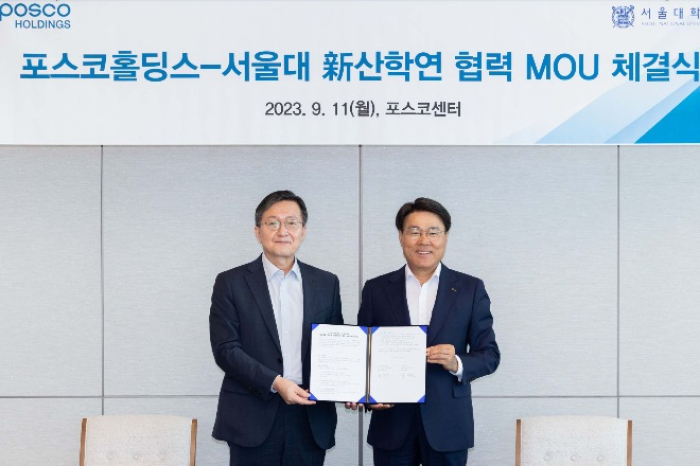 POSCO Group Chairman Choi Jeong-Woo(right) and Seoul National University President Ryu Hong-Lim.