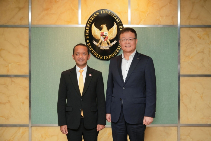 Baek　Bok-in,　CEO　of　KT&G　(right)　and　Bahlil　Lahadalia,　Indonesian　Minister　of　Investment
