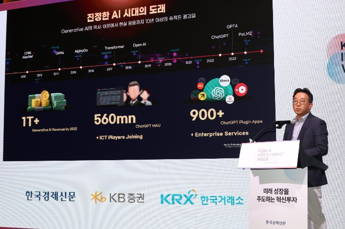 Park　Myung-soo,　the　head　of　DRAM　marketing　at　SK　Hynix,　presents　the　memory　chip　market　outlook　during　the　semiconductor　session　of　Korean　Investment　Week　(KIW)　2023　in　Seoul　on　Sept.　11 
