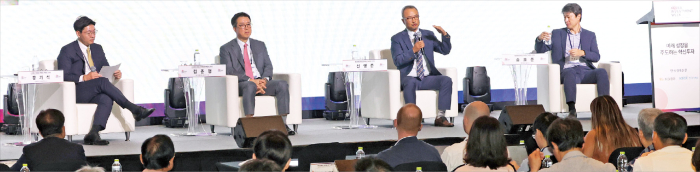 Executives of POSCO Future M, LG Energy Solution and EcoPro exchange views during a panel session on Monday