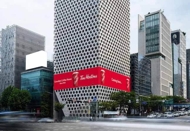 Tim　Hortons'　first　store　in　South　Korea,　located　near　Sinnonhyeon　Station.