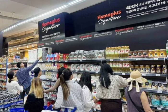 Shoppers　at　a　Ulaanbaatar-based　supermarket　browse　Homeplus'　private　label　products　(Courtesy　of　Homeplus)