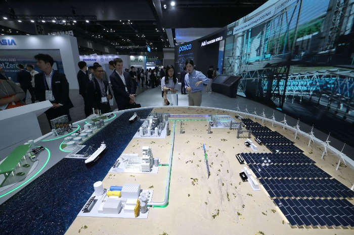 POSCO　displays　an　Oman　green　hydrogen　project　diorama　at　H2　MEET　2023