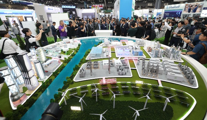 Korea Zinc's diorama of its green hydrogen value chain on display at H2 MEET 2023