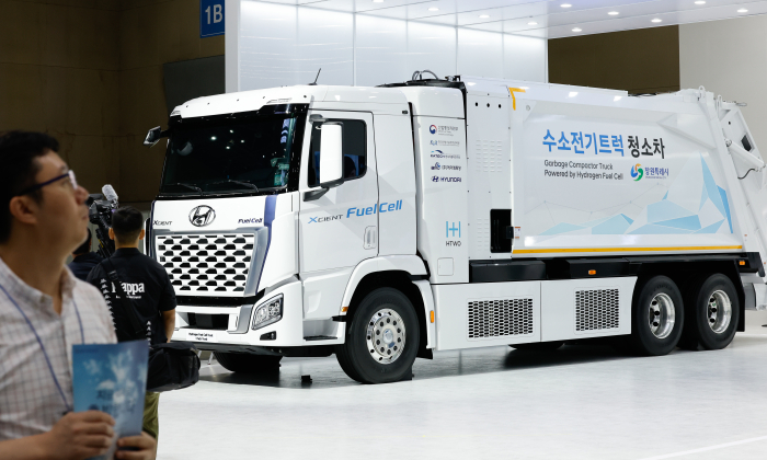 Hyundai　unveils　a　hydrogen-powered　fuel　cell　garbage　truck　at　H2　MEET　2023
