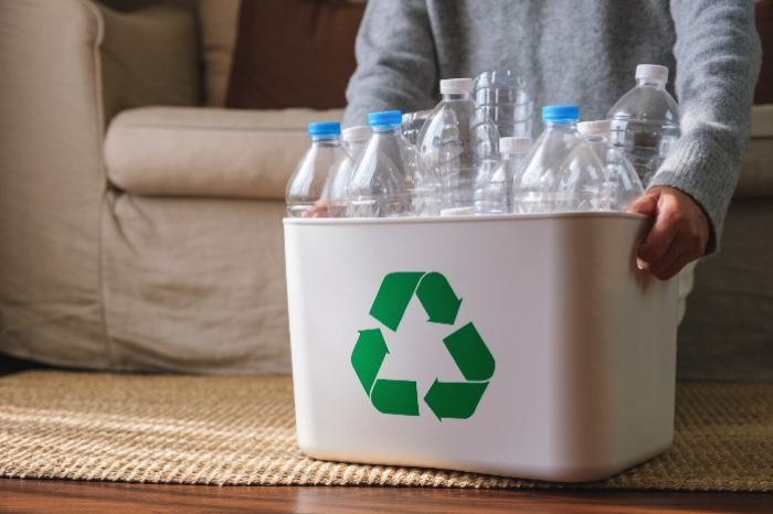 Basket　of　recycled　bottles　(Courtesy　of　Getty　Images)